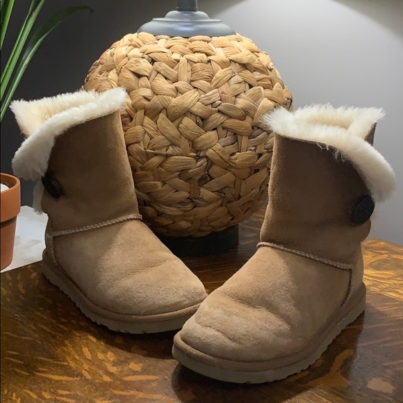 UGG Shoes - Ugg tan with side button